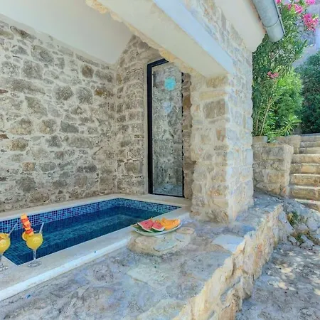 Cubismo Villa Tkon