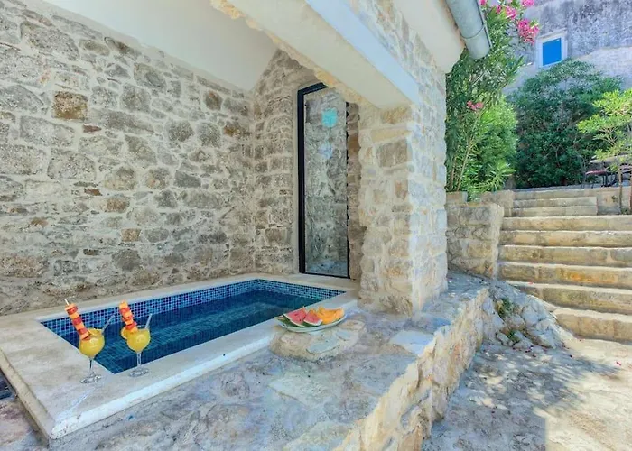 Cubismo Βίλα Tkon